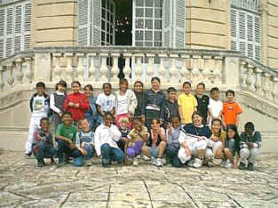 La classe de CM1 devant la Mairie